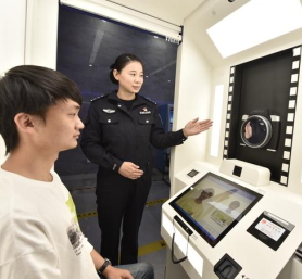 全國首台 | 公安綜合服務自助機上線 身份證、交管、出入境業務一機通辦