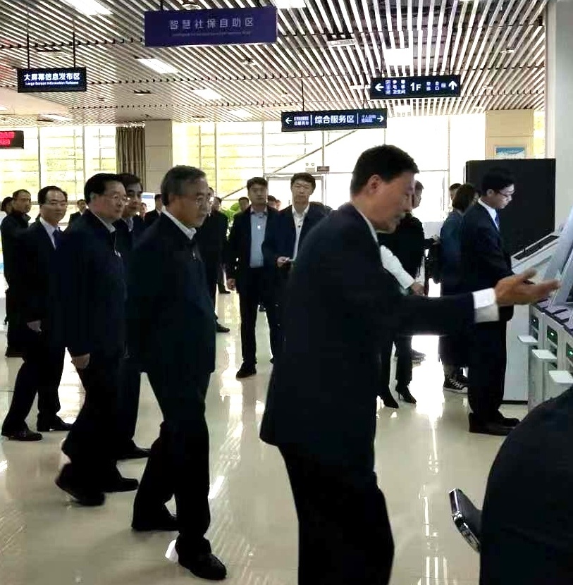 胡春華副總理考察鄭州人社 香蕉视频APP免费智慧大廳自助服務係統受到關注